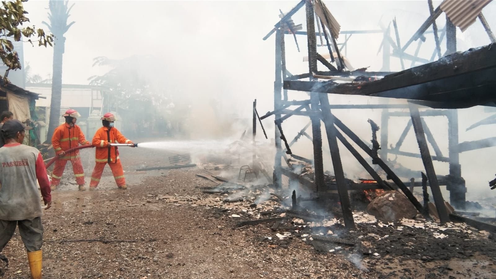 Tumpukan Limbah Industri di Kibin Ludes Terbakar