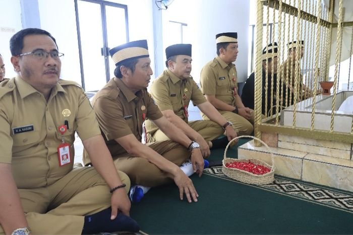Khidmat, Pj Bupati Tangerang Ziarah ke Makam Raden Aria Wangsakara