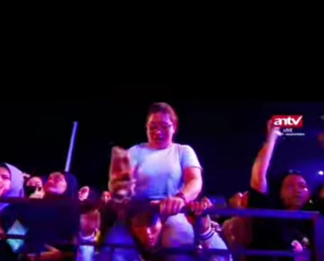 Perjuangan Demi Sang Kekasih, Pria Ini Pingsan Saat Gendong Pacar Saat Nonton Konser