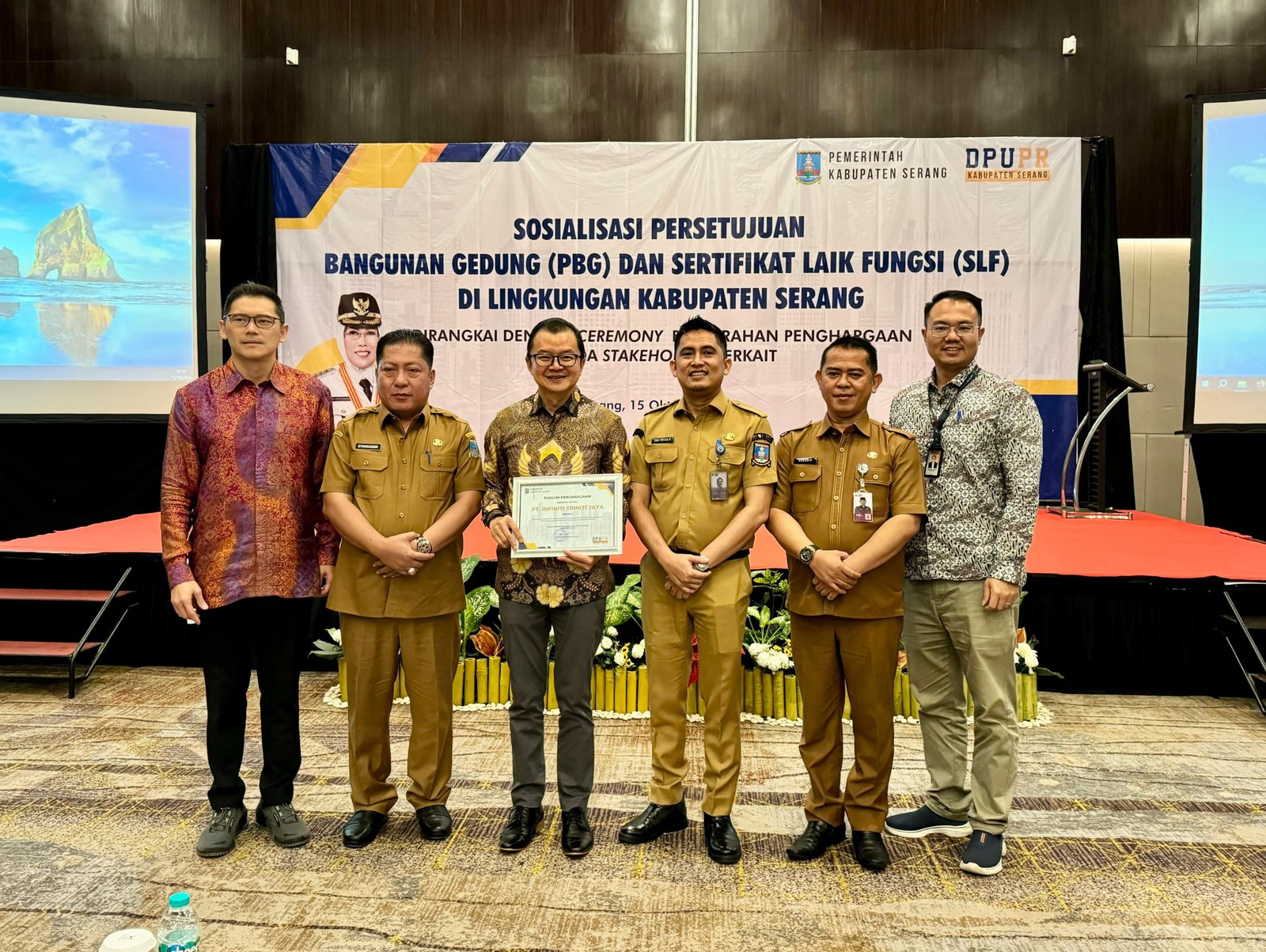 PT Infiniti Triniti Jaya Diganjar Penghargaan Oleh DPUPR