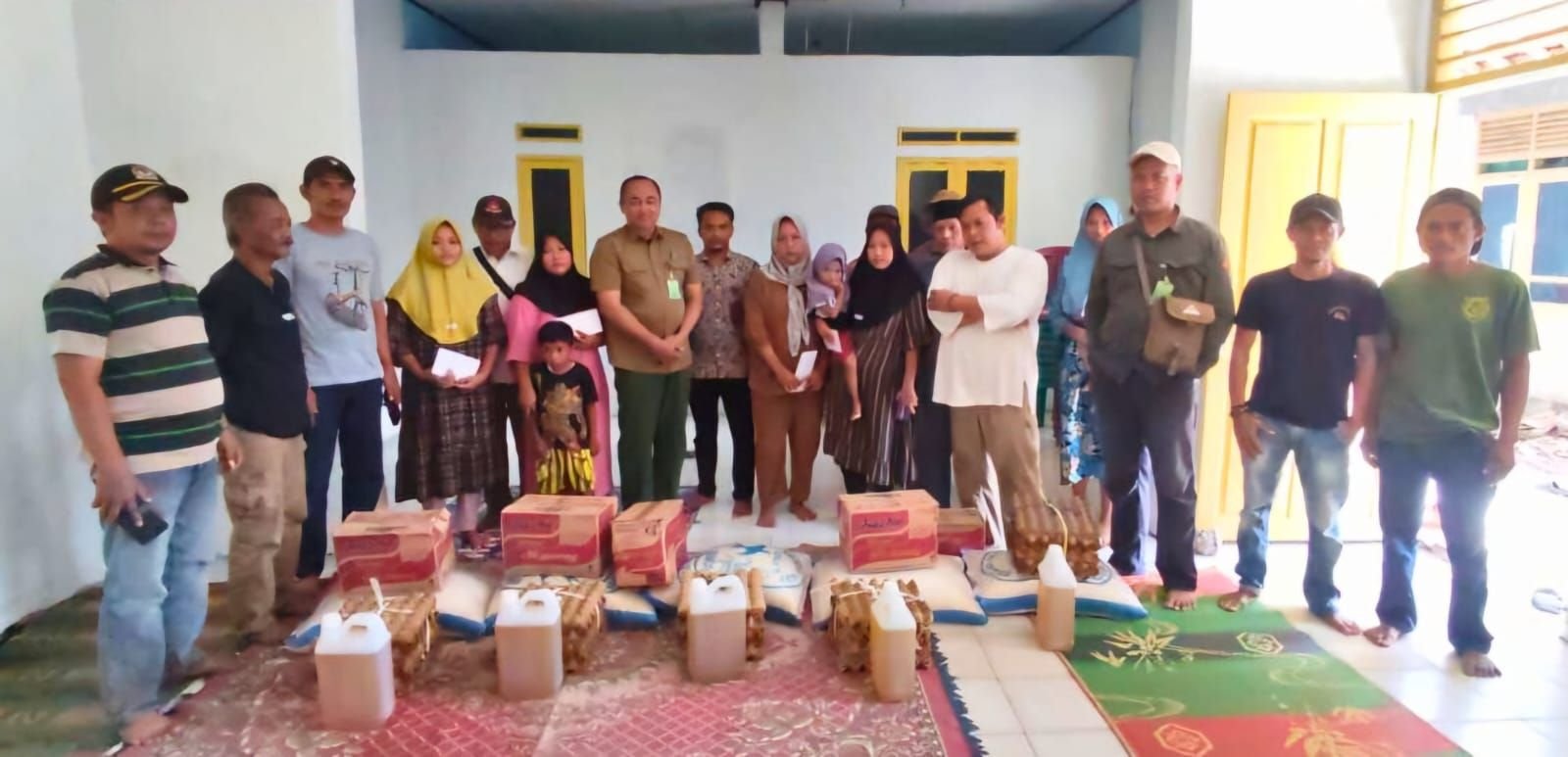 Usai Pembakaran Rumah Dinas, TNUK Berikan Bantuan ke Keluarga Tersangka Perburuan Satwa Liar 7 Usai Pembakaran Rumah Dinas, TNUK Berikan Bantuan ke Keluarga Tersangka Perburuan Satwa Liar