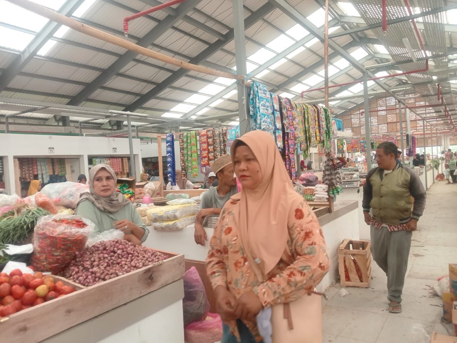 Pedagang Pasar Baros Mulai Tempati Bangunan Baru, Lapaknya Rapi dan Bersih 5 Pedagang Pasar Baros Mulai Tempati Bangunan Baru, Lapaknya Rapi dan Bersih