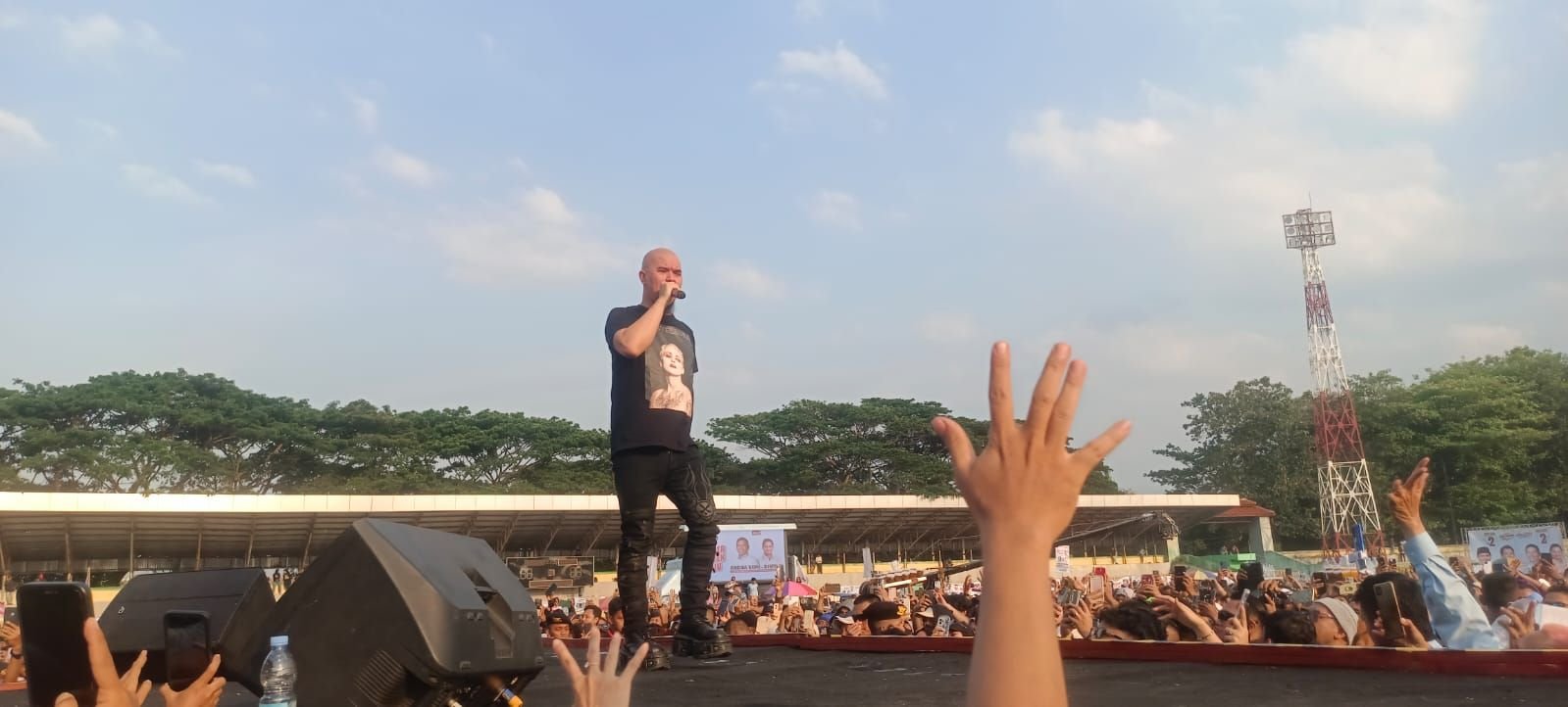 Ahmad Dhani Ajak Masyarakat Banten Menangkan Andra Soni-Dimyati saat Tampil di Stadion Maulana Yusuf Ciceri 1 Ahmad Dhani Ajak Masyarakat Banten Menangkan Andra Soni-Dimyati saat Tampil di Stadion Maulana Yusuf Ciceri