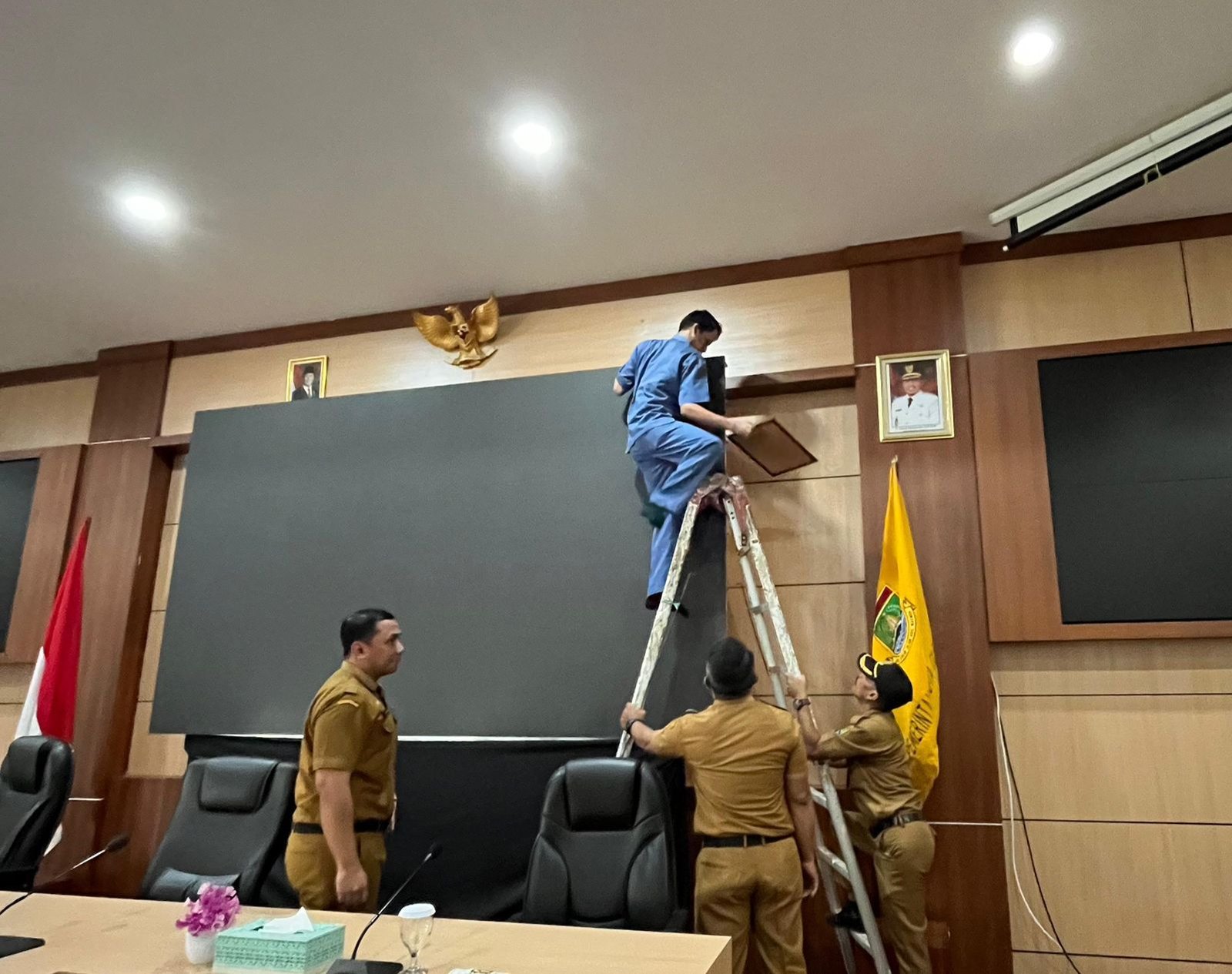 Pemkot Cilegon Mulai Copoti Foto Jokowi - Ma'ruf Amin 1 Pemkot Cilegon Mulai Copoti Foto Jokowi - Ma'ruf Amin