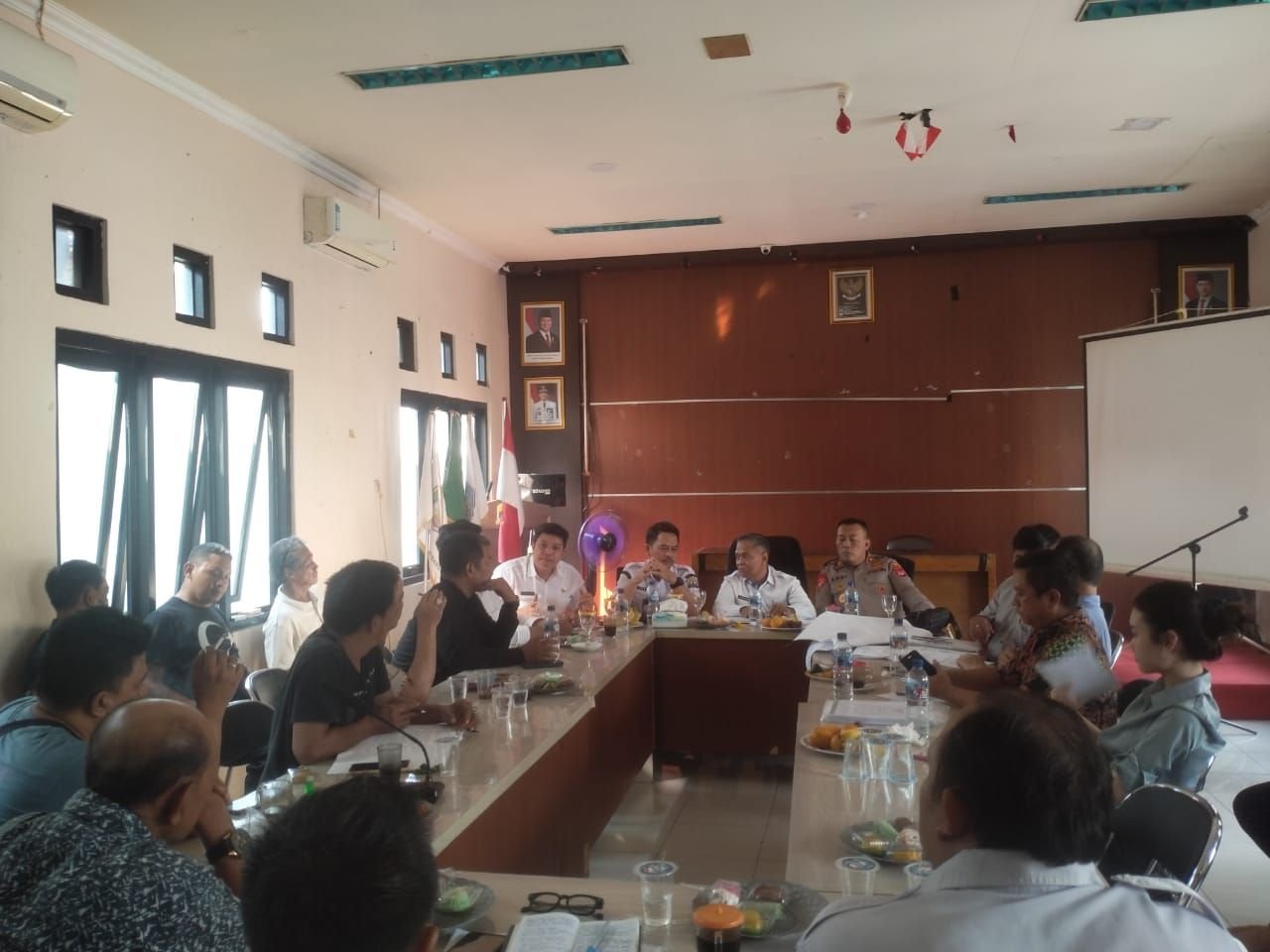 Warga Lebak Indah Tuntut PT Putra Windu Trijaya, Diduga PSU Dipakai Lahan Parkir Ruko 2 Warga Lebak Indah Tuntut PT Putra Windu Trijaya, Diduga PSU Dipakai Lahan Parkir Ruko