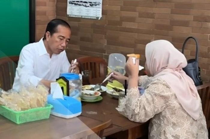 Setelah Lengser dari Presiden, Jokowi Makan di Sate Kambing Mas Di