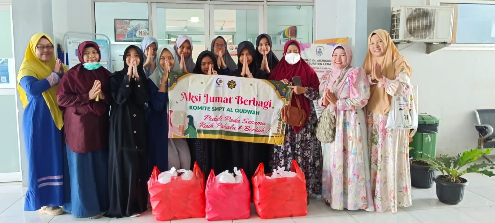 Komite SMP Terpadu Al-Qudwah Adakan Jumat Berbagi di RSUD Dr. Adjidarmo, Lebak 1 Komite SMP Terpadu Al-Qudwah Adakan Jumat Berbagi di RSUD Dr. Adjidarmo, Lebak