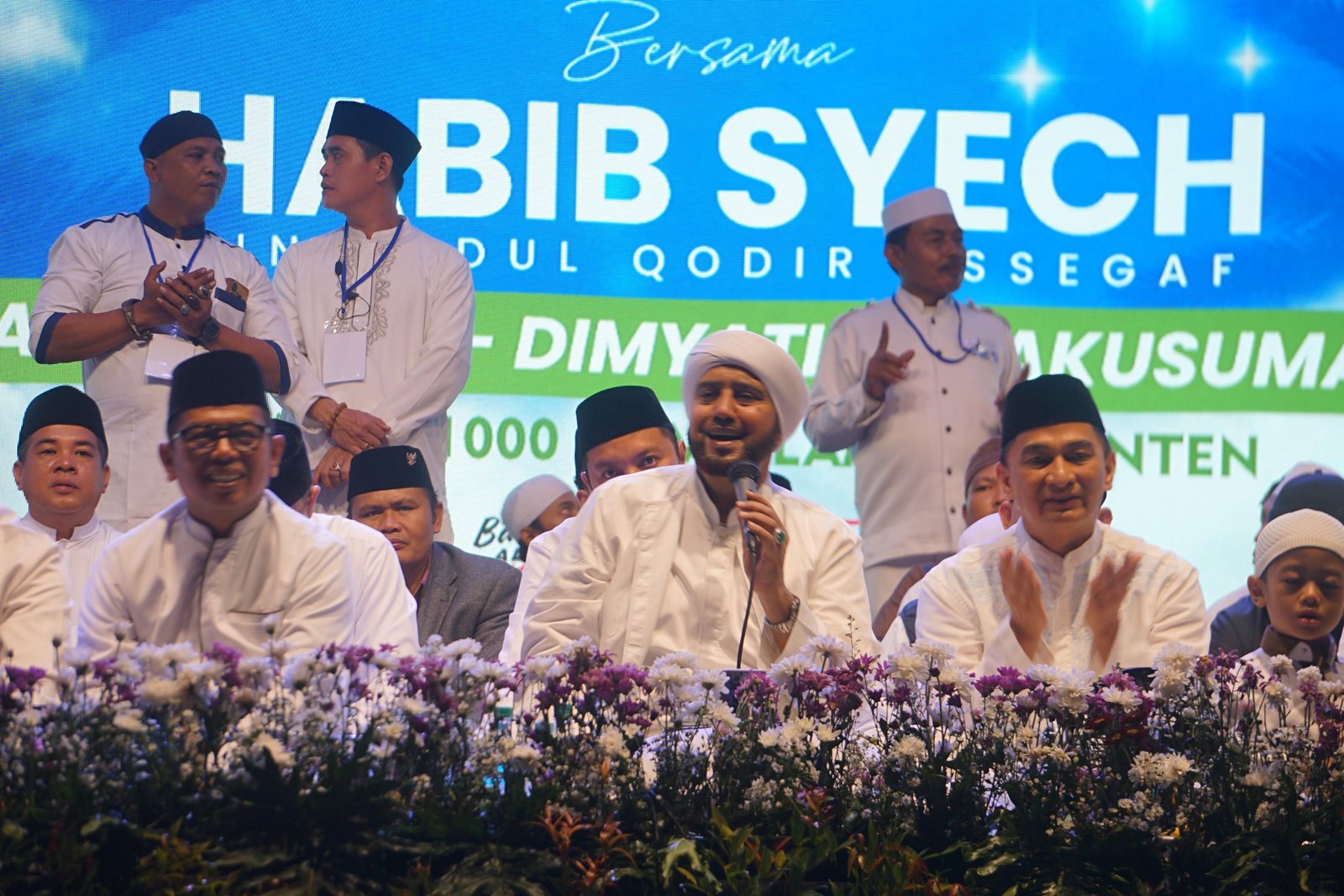Ribuan Warga Tangerang Raya Bersholawat Bersama Habib Syech Bin Abdul Kadir Assegaf, Sumbang Do’a untuk Kemenangan Andra-Dimyati 7 Ribuan Warga Tangerang Raya Bersholawat Bersama Habib Syech Bin Abdul Kadir Assegaf, Sumbang Do’a untuk Kemenangan Andra-Dimyati
