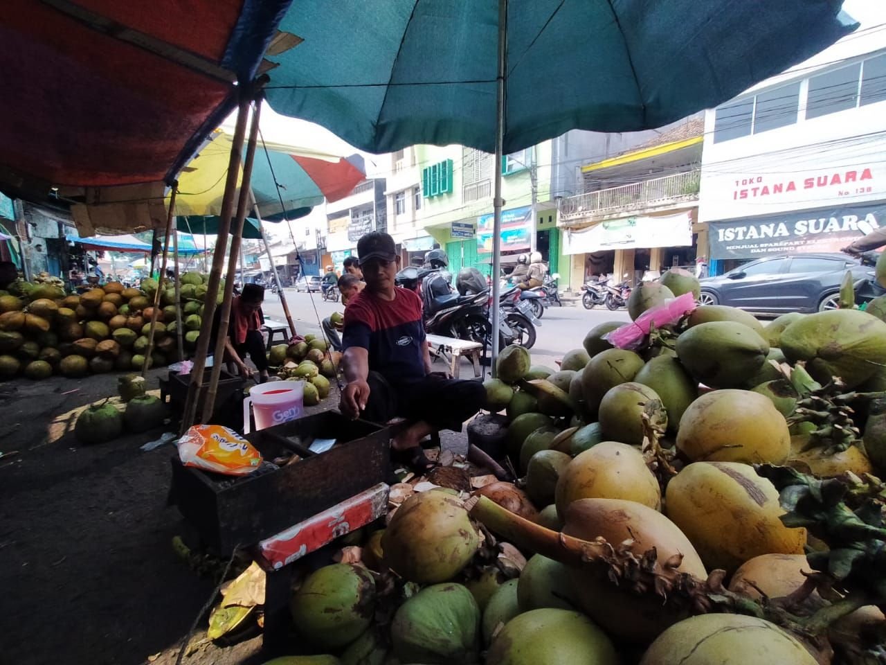 Selama Ini Dianggap Ganggu Pejalan Kaki, Pedagang Kelapa di Pasar Lama Kota Serang Bakal Direlokasi 8 Selama Ini Dianggap Ganggu Pejalan Kaki, Pedagang Kelapa di Pasar Lama Kota Serang Bakal Direlokasi
