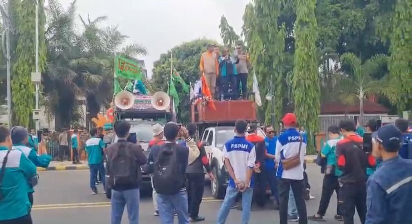 Gelar Aksi Demo di Depan Kantor Pemkot, Buruh Cilegon Desak Kenaikan UMK 2025 Jadi Rp 5 Juta 10 Gelar Aksi Demo di Depan Kantor Pemkot, Buruh Cilegon Desak Kenaikan UMK 2025 Jadi Rp 5 Juta
