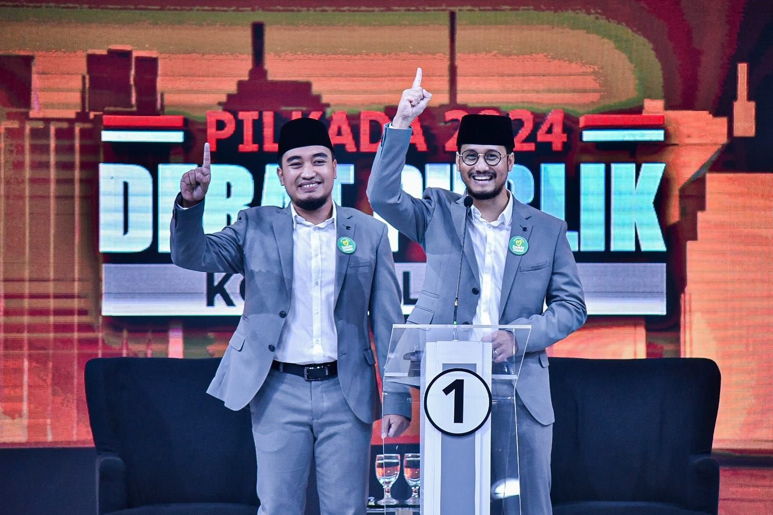 Kuasai Panggung Debat, Robinsar - Fajar Tawarkan Kesetaraan Disabilitas Hingga Bangun Youth Center di Cilegon 2 Kuasai Panggung Debat, Robinsar - Fajar Tawarkan Kesetaraan Disabilitas Hingga Bangun Youth Center di Cilegon