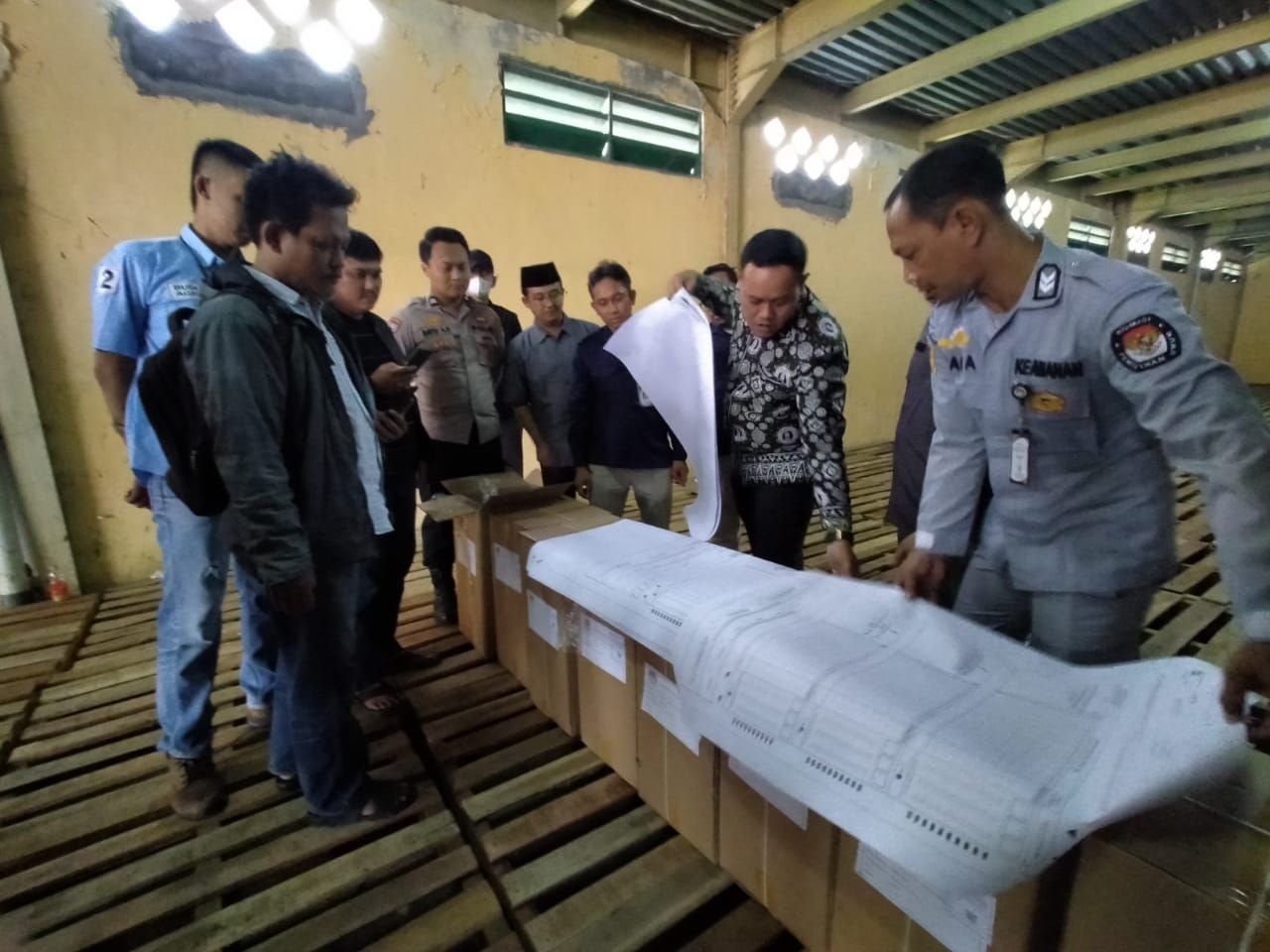 Disepakati 3 LO Paslon Walikota, Kelebihan Dokumen Model C Hasil KWK Dipindahkan ke KPU Provinsi Banten 1 Disepakati 3 LO Paslon Walikota, Kelebihan Dokumen Model C Hasil KWK Dipindahkan ke KPU Provinsi Banten
