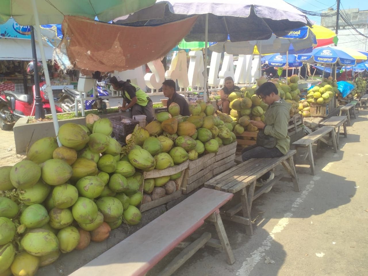 Pedagang Kelapa Muda Keberatan Ditarik Dalam Pasar Lama Kota Serang 1 Pedagang Kelapa Muda Keberatan Ditarik Dalam Pasar Lama Kota Serang