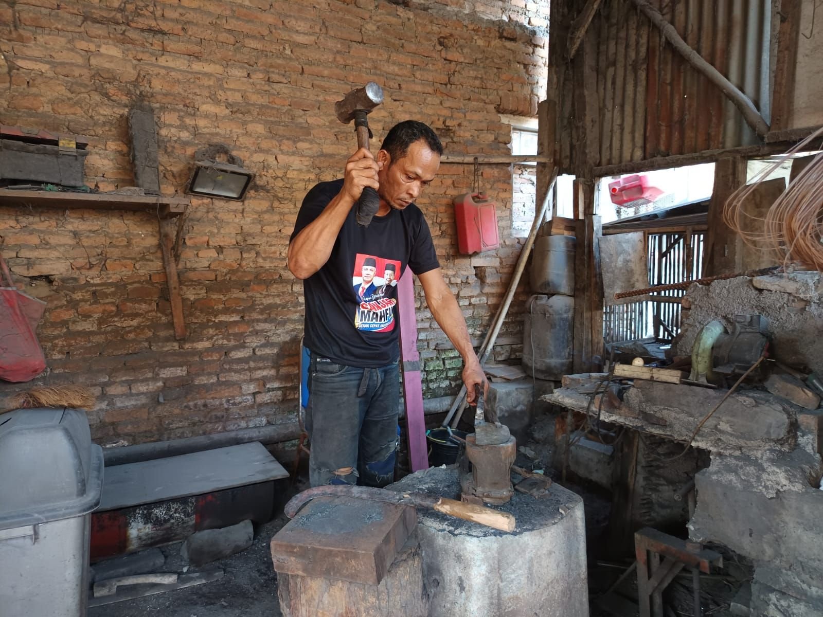 Berawal Dari Hobi, Pemuda di Bojonegara Jadi Pande Besi 1 Berawal Dari Hobi, Pemuda di Bojonegara Jadi Pande Besi