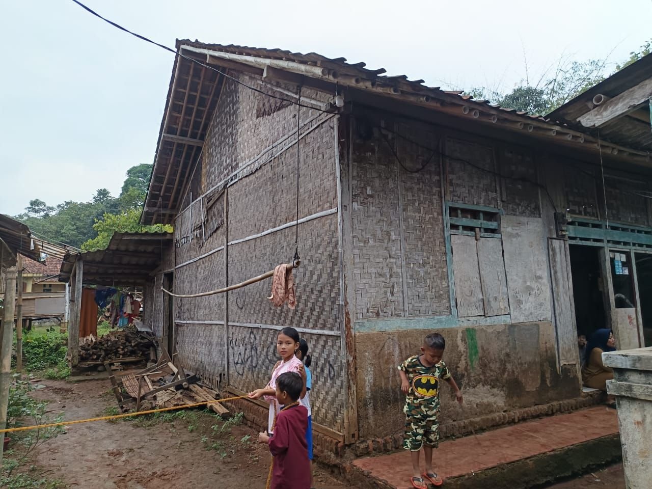 Berdinding Bilik Bambu, Potret Memprihatinkan Rumah Rouf Sopir Trailer Pemicu Kecelakaan di Tol Cipularang 1 Berdinding Bilik Bambu, Potret Memprihatinkan Rumah Rouf Sopir Trailer Pemicu Kecelakaan di Tol Cipularang