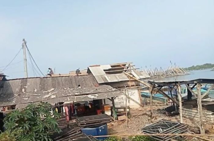 Diterjang Angin Puting Beliung, Lapak Pedagang Ikan di Pasar Sumur Pandeglang Porak Poranda 1 Diterjang Angin Puting Beliung, Lapak Pedagang Ikan di Pasar Sumur Pandeglang Porak Poranda