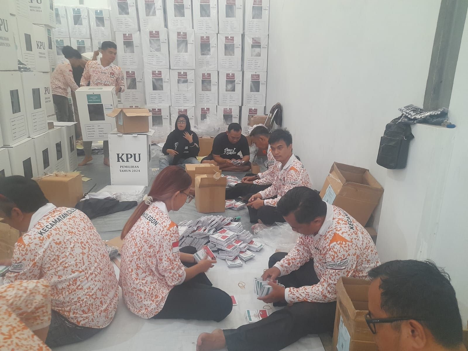 Pengepakan Logistik, TPS Dapat 34 Item Logistik Pilgub dan Pilkada 2 Pengepakan Logistik, TPS Dapat 34 Item Logistik Pilgub dan Pilkada