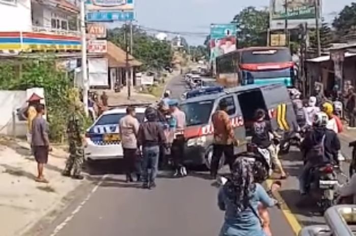 Heboh! 2 Mobil Polisi Tabrakan di Cadasari Pandeglang