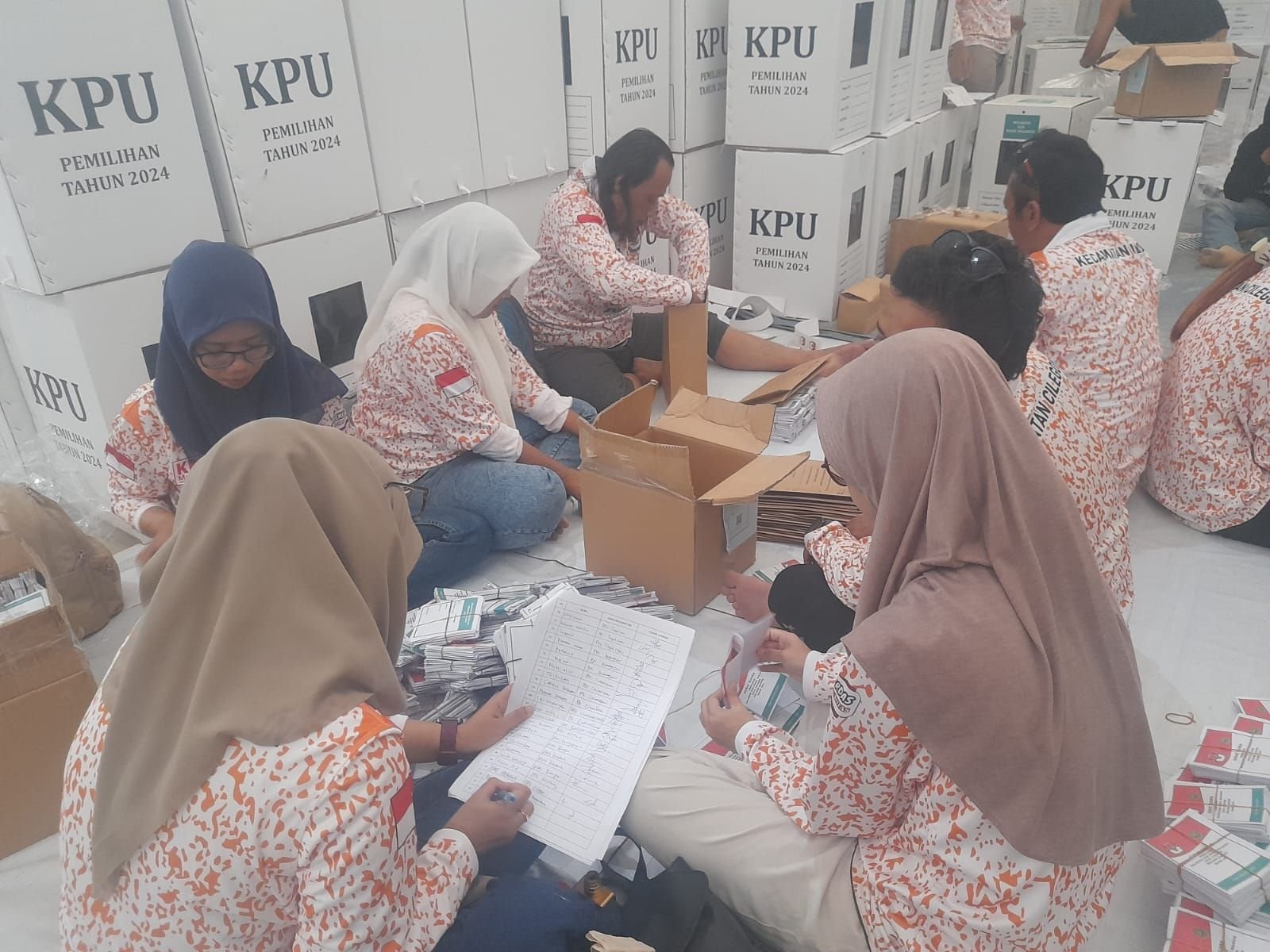 Melintasi Lautan, Distribusi Logistik Pilkada di Pulopanjang Kabupaten Serang Paling Rawan