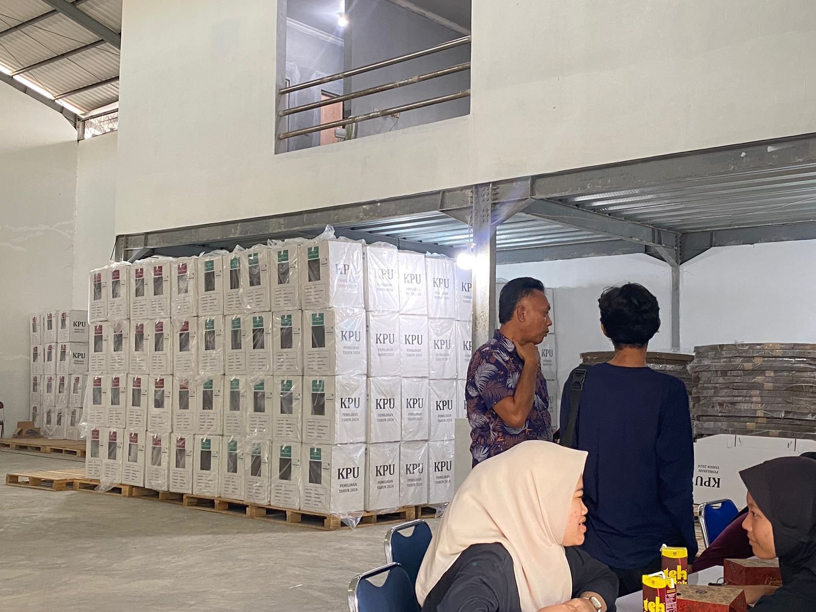 KPU Mulai Distribusikan Logistik Pilkada Ke Delapan Kecamatan 1 KPU Mulai Distribusikan Logistik Pilkada Ke Delapan Kecamatan