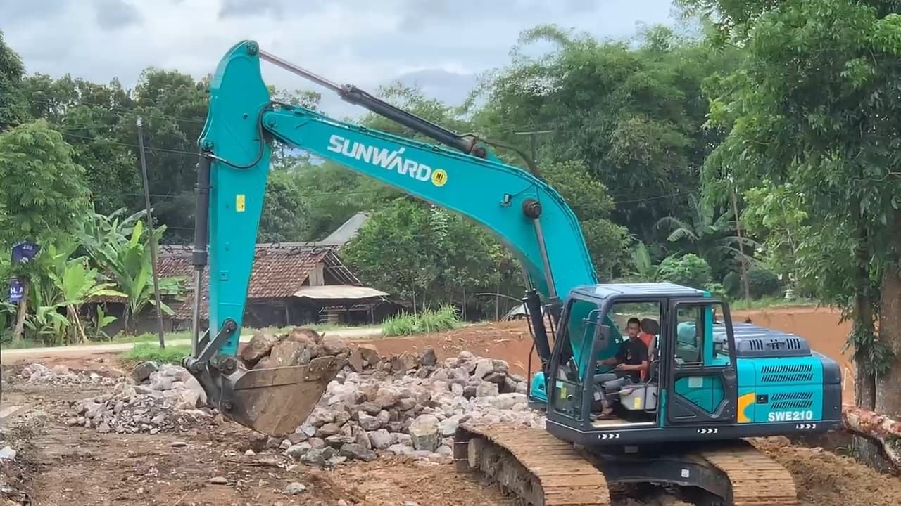 Alat Berat Tiba-tiba Masuk, Warga Daroyon Tolak Wilayahnya Jadi Tempat Pembuangan Sampah 1 Alat Berat Tiba-tiba Masuk, Warga Daroyon Tolak Wilayahnya Jadi Tempat Pembuangan Sampah