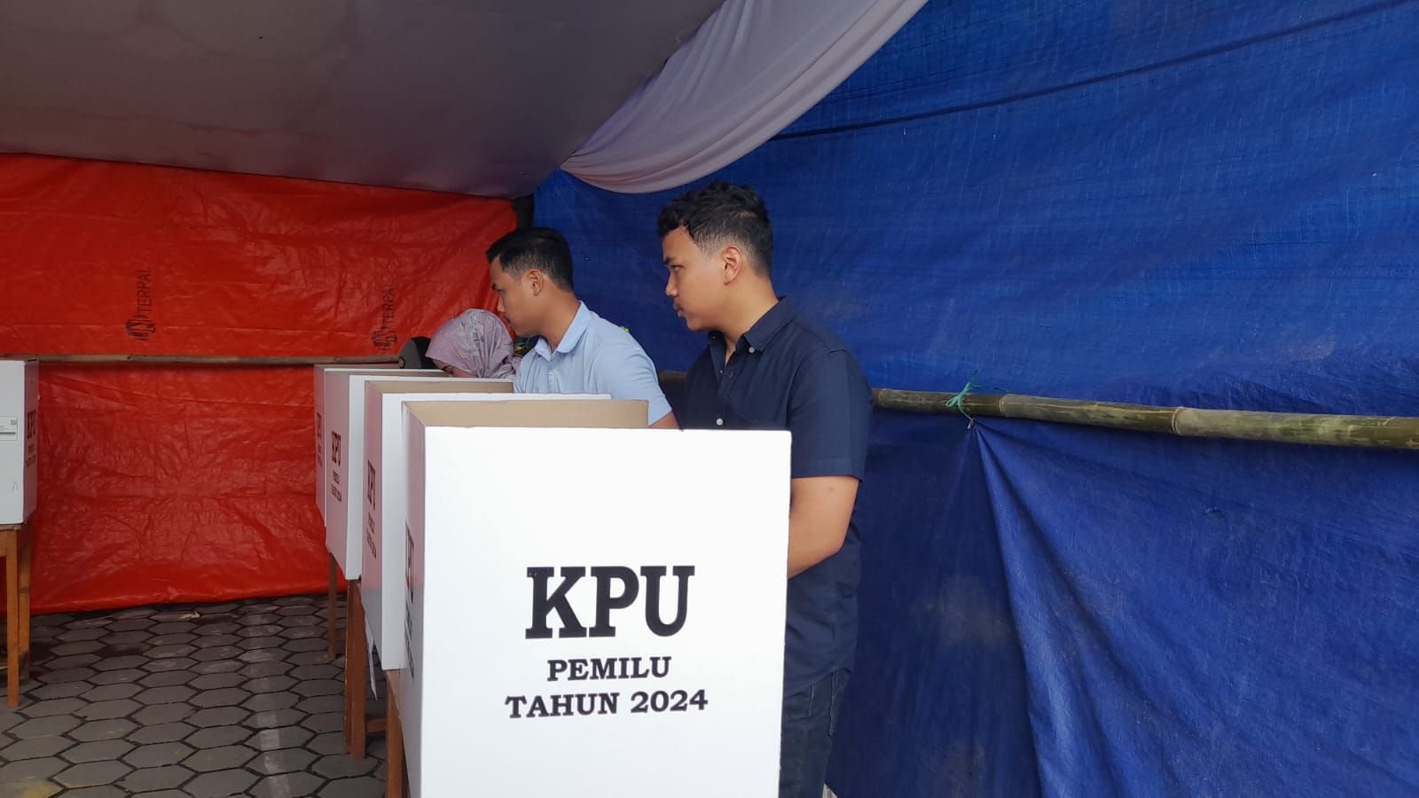 Isro dan Alawi Mencoblos di TPS 3 Kelurahan Kepuh, Mitigasi Keamanan Dilakukan 3 Isro dan Alawi Mencoblos di TPS 3 Kelurahan Kepuh, Mitigasi Keamanan Dilakukan