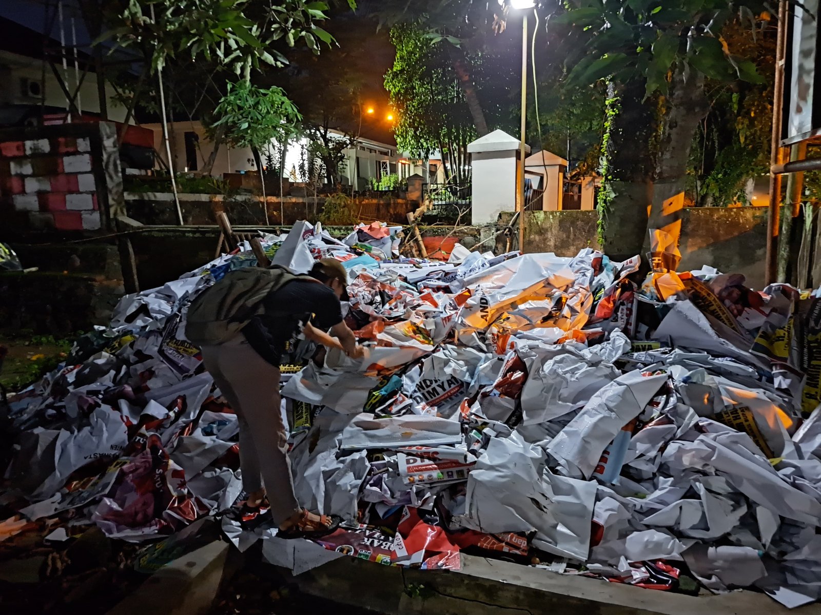 Ribuan APK Cakada Lebak Hasil Penertiban Jadi Sampah Akan Dibuang di TPA 3 Ribuan APK Cakada Lebak Hasil Penertiban Jadi Sampah Akan Dibuang di TPA