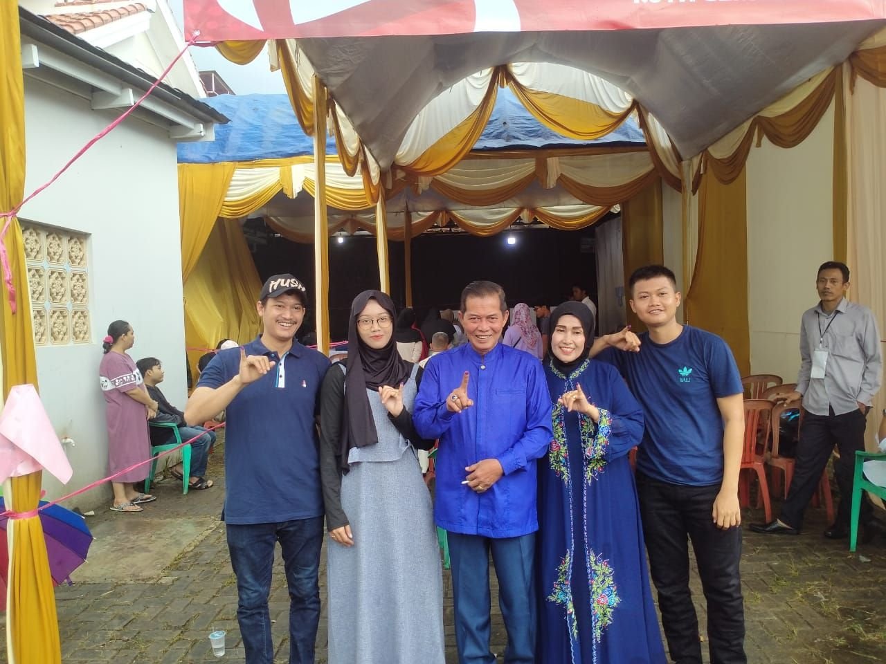 Diguyur Hujan, Calon Walikota Serang Syafrudin Nyoblos di TPS 02 4 Diguyur Hujan, Calon Walikota Serang Syafrudin Nyoblos di TPS 02