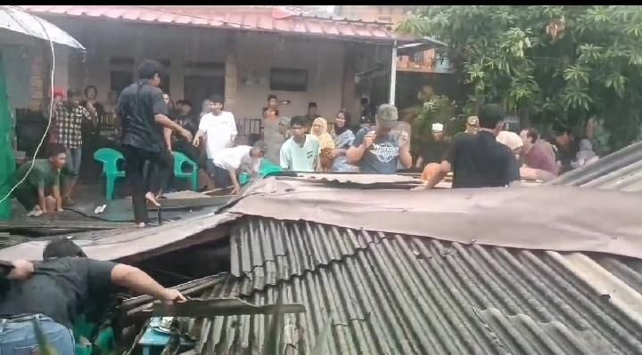 Ambruk Karena Cuaca Buruk, Pemungutan Suara TPS 21 Diperpanjang 1 Jam 1 Ambruk Karena Cuaca Buruk, Pemungutan Suara TPS 21 Diperpanjang 1 Jam