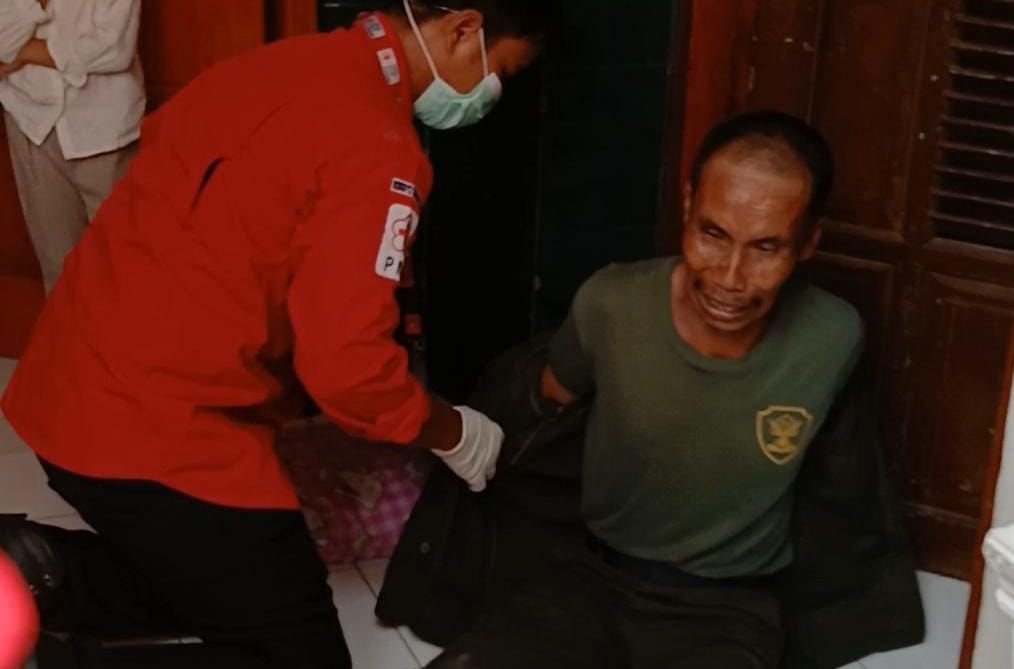TPS Ambruk di Cilegon Berdiri Pada Bangunan Posyandu Non Permananen, Anggota Linmas Ditandu ke Puskesmas