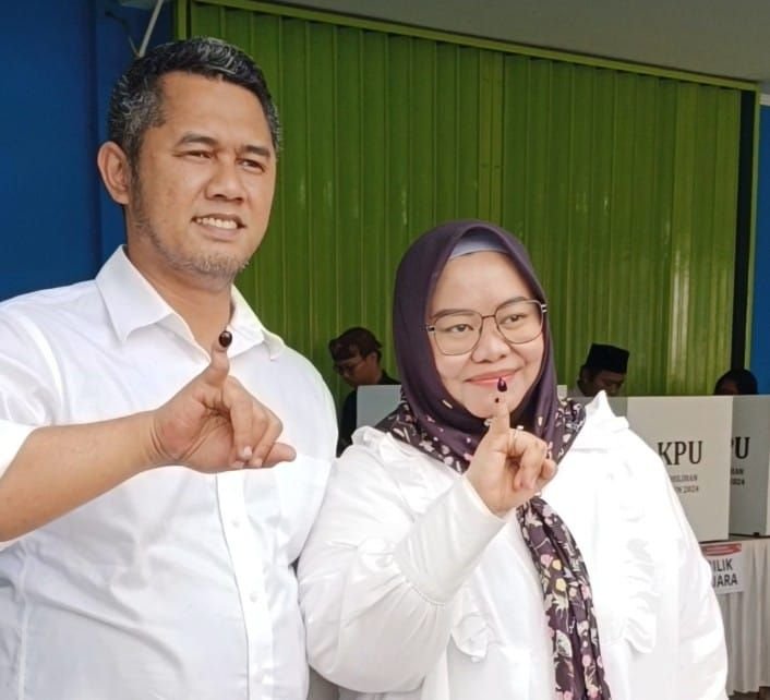 Sebelum Berangkat Nyoblos ke TPS, Ratu Ria Maryana Sempatkan Minta Doa Restu Orang Tua Supaya Dimudahkan 2 Sebelum Berangkat Nyoblos ke TPS, Ratu Ria Maryana Sempatkan Minta Doa Restu Orang Tua Supaya Dimudahkan