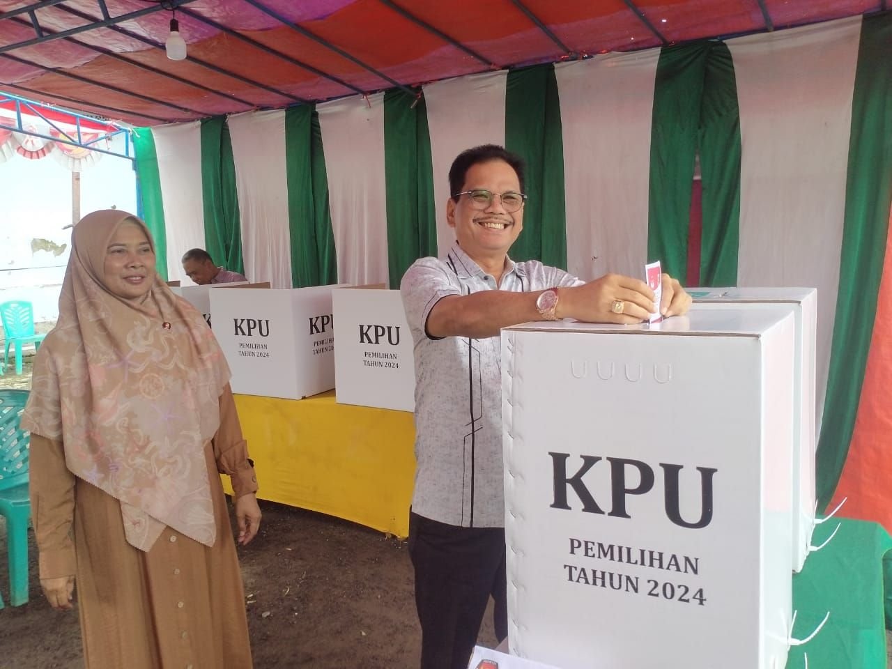 Didampingi Sang Istri, Penjabat Walikota Serang Nanang Saefudin Nyoblos Pilkada di TPS 10