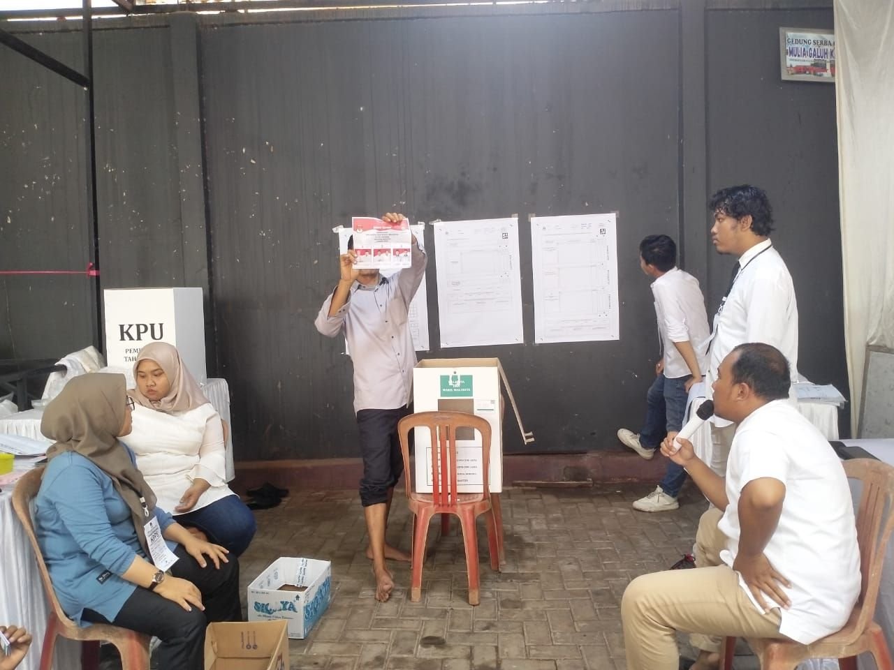 Hasil Penghitungan Suara di TPS 02, Calon Walikota Syafrudin Berjaya di Kandang Sendiri 3 Hasil Penghitungan Suara di TPS 02, Calon Walikota Syafrudin Berjaya di Kandang Sendiri