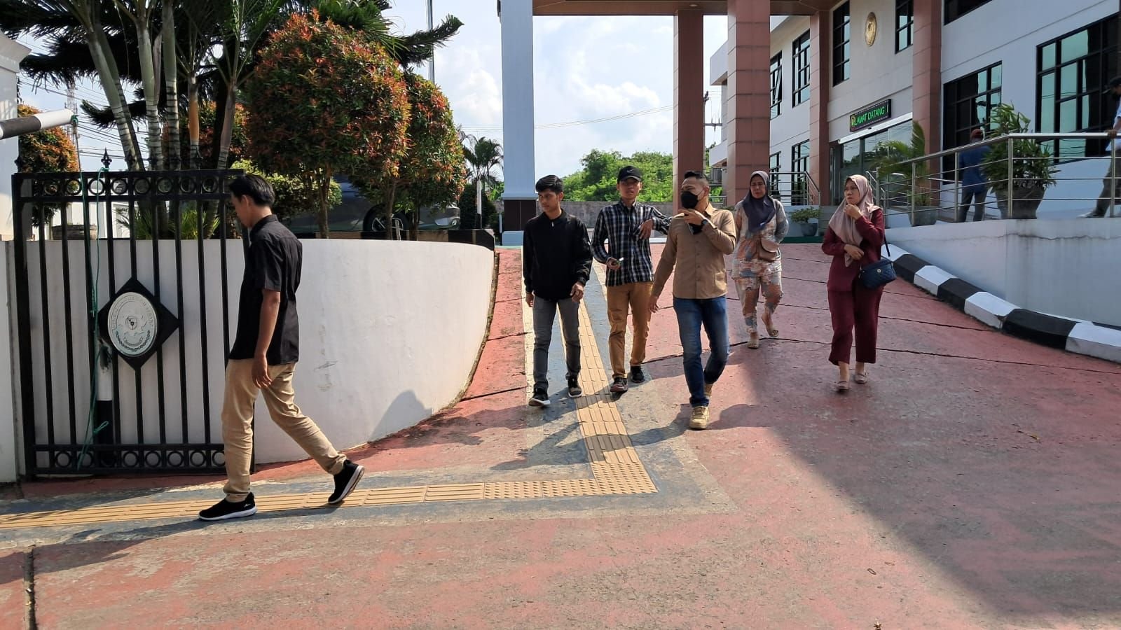 Usai Mendekam di Jeruji Besi, Rozy Mantan Suami Norma Risma Terpidana Perzinahan dengan Mertua Hari Ini Bebas 2 Usai Mendekam di Jeruji Besi, Rozy Mantan Suami Norma Risma Terpidana Perzinahan dengan Mertua Hari Ini Bebas