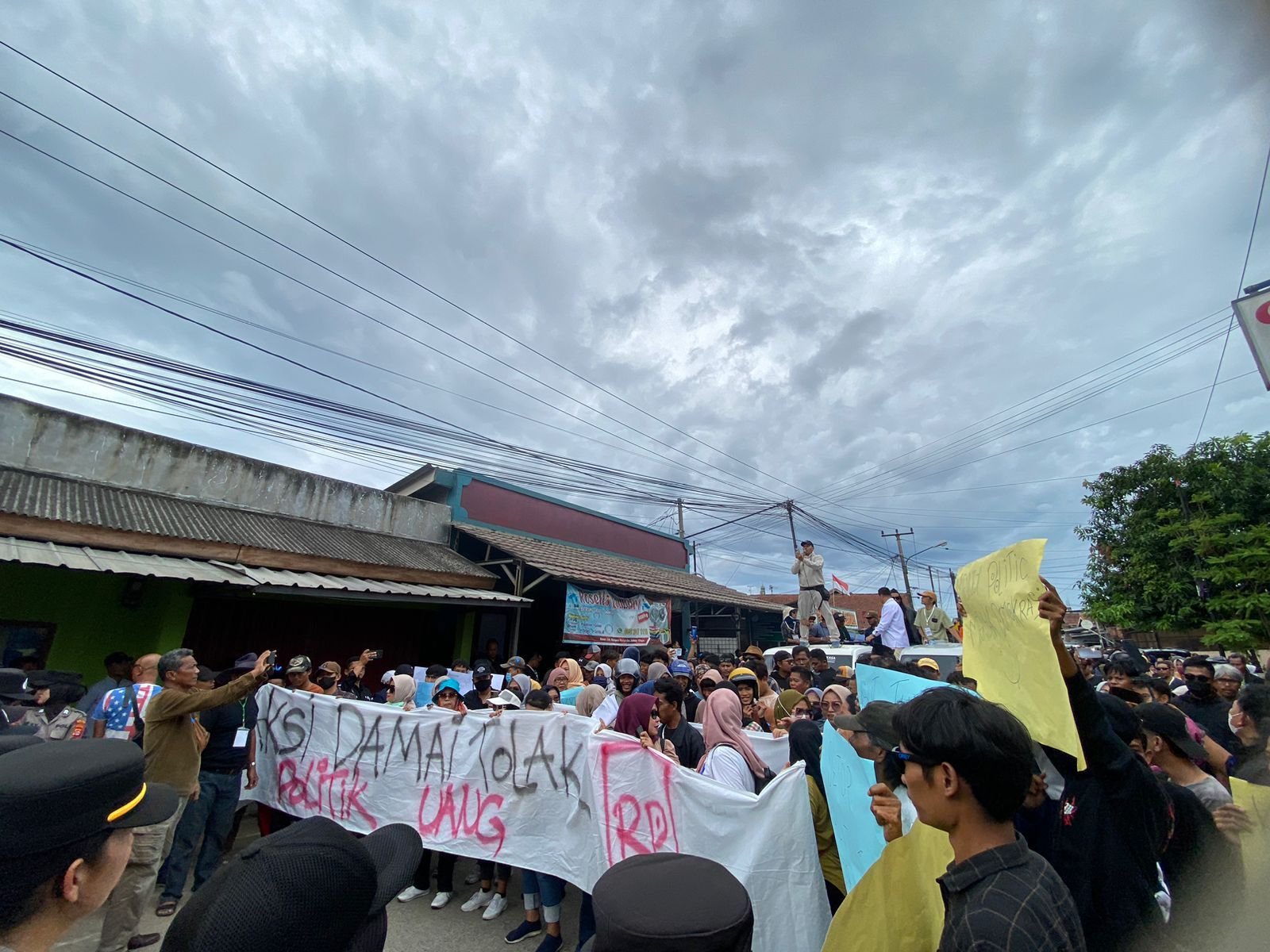 Curigai Money Politic, Ratusan Massa Demo Kantor Bawaslu Kota Cilegon 2 Curigai Money Politic, Ratusan Massa Demo Kantor Bawaslu Kota Cilegon