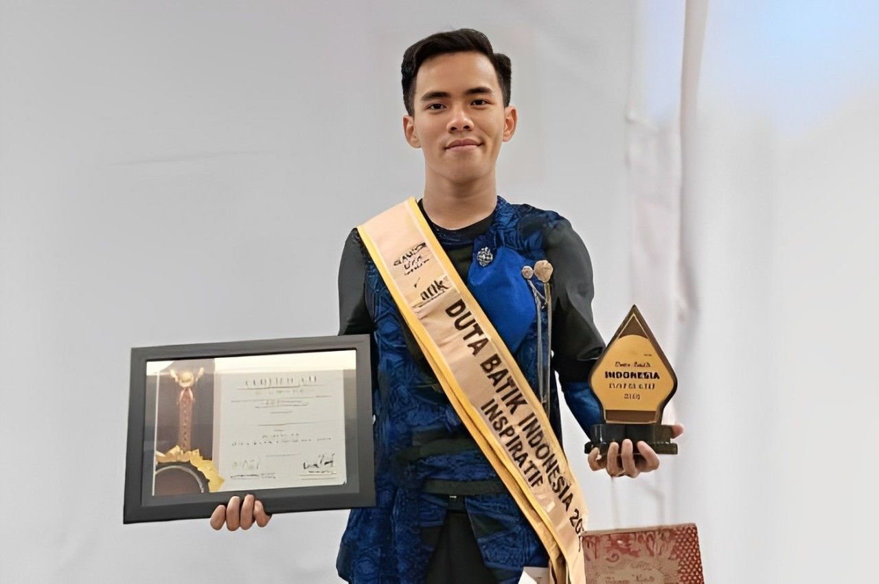 Endra Agung Pria Asal Kota Serang, Terpilih Jadi Duta Batik Indonesia 2024 1 Endra Agung Pria Asal Kota Serang, Terpilih Jadi Duta Batik Indonesia 2024