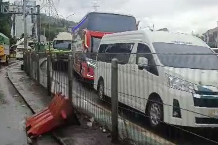 Pelabuhan Merak Ditutup, Warga Terjebak Antrean Panjang Dampak Cuaca Ekstrem 8 Pelabuhan Merak Ditutup, Warga Terjebak Antrean Panjang Dampak Cuaca Ekstrem