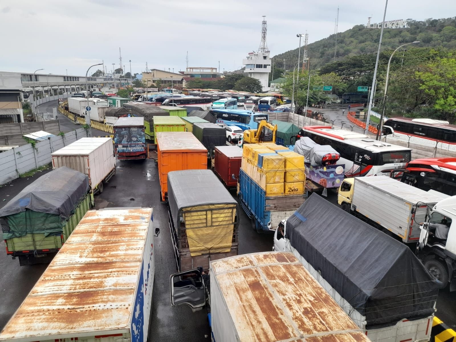 Gelombang Tinggi di Selat Sunda, Sopir Truk Antre Belasan Jam di Pelabuhan Merak 4 Gelombang Tinggi di Selat Sunda, Sopir Truk Antre Belasan Jam di Pelabuhan Merak