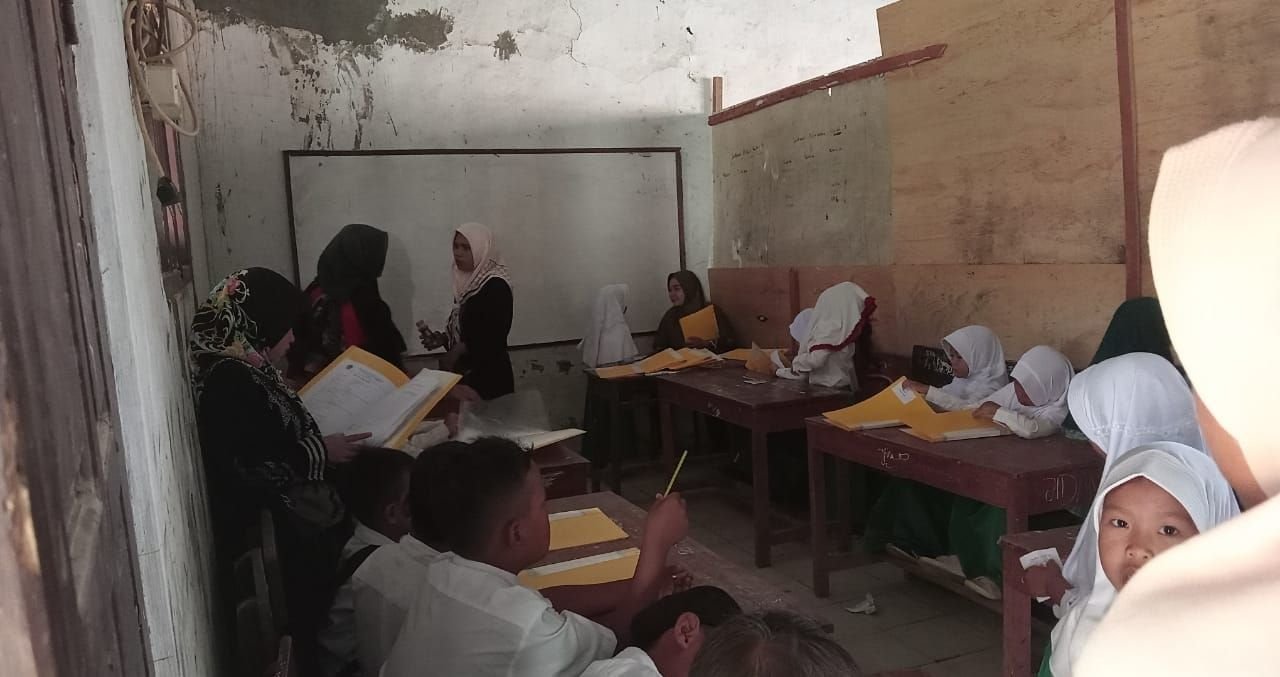 Satu Kelas Dipakai Dua Rombel, MI Mathlaul Anwar Hayatul Jadidah Lebak Kekurangan Gedung 5 Satu Kelas Dipakai Dua Rombel, MI Mathlaul Anwar Hayatul Jadidah Lebak Kekurangan Gedung