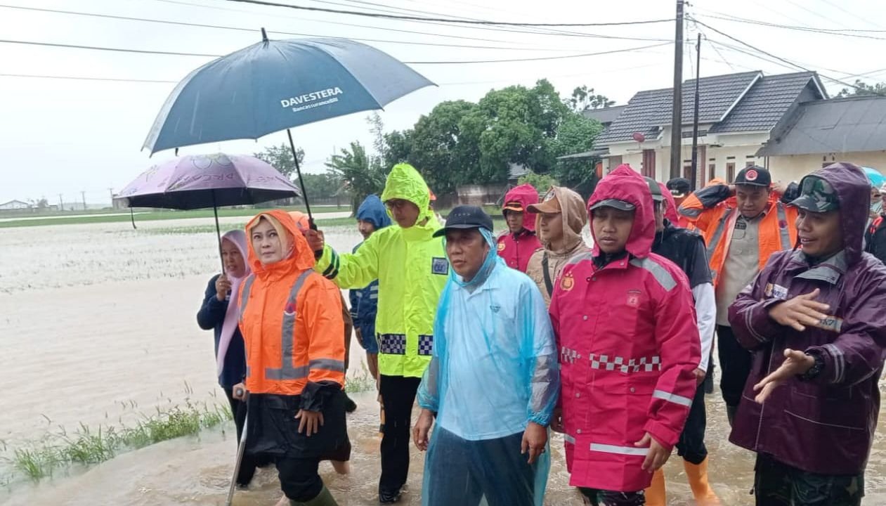 Salurkan Bantuan Sembako ke Pandeglang Selatan, Bupati Irna Narulita Minta Warga Siap Siaga 5 Salurkan Bantuan Sembako ke Pandeglang Selatan, Bupati Irna Narulita Minta Warga Siap Siaga