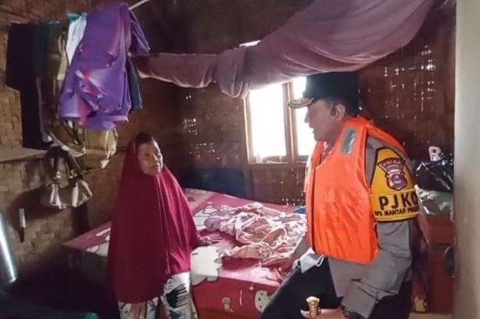 Temui Korban Banjir di Pandeglang Selatan, Kapolda Banten Salurkan Bantuan untuk Lansia dan Anak-anak 5 Temui Korban Banjir di Pandeglang Selatan, Kapolda Banten Salurkan Bantuan untuk Lansia dan Anak-anak