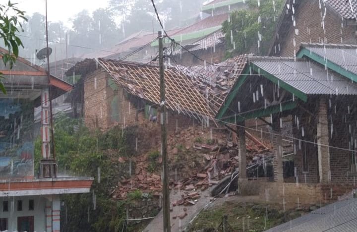 Empat Rumah Ambruk di Kota Cilegon Dampak Cuaca Ekstrem dan Hujan Angin