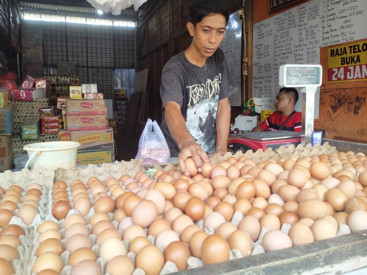 Jelang Libur Nataru, Harga Telur Ayam di Pasar Induk Rau Kota Naik Jadi Rp 3.000 Per Kilogram 9 Jelang Libur Nataru, Harga Telur Ayam di Pasar Induk Rau Kota Naik Jadi Rp 3.000 Per Kilogram