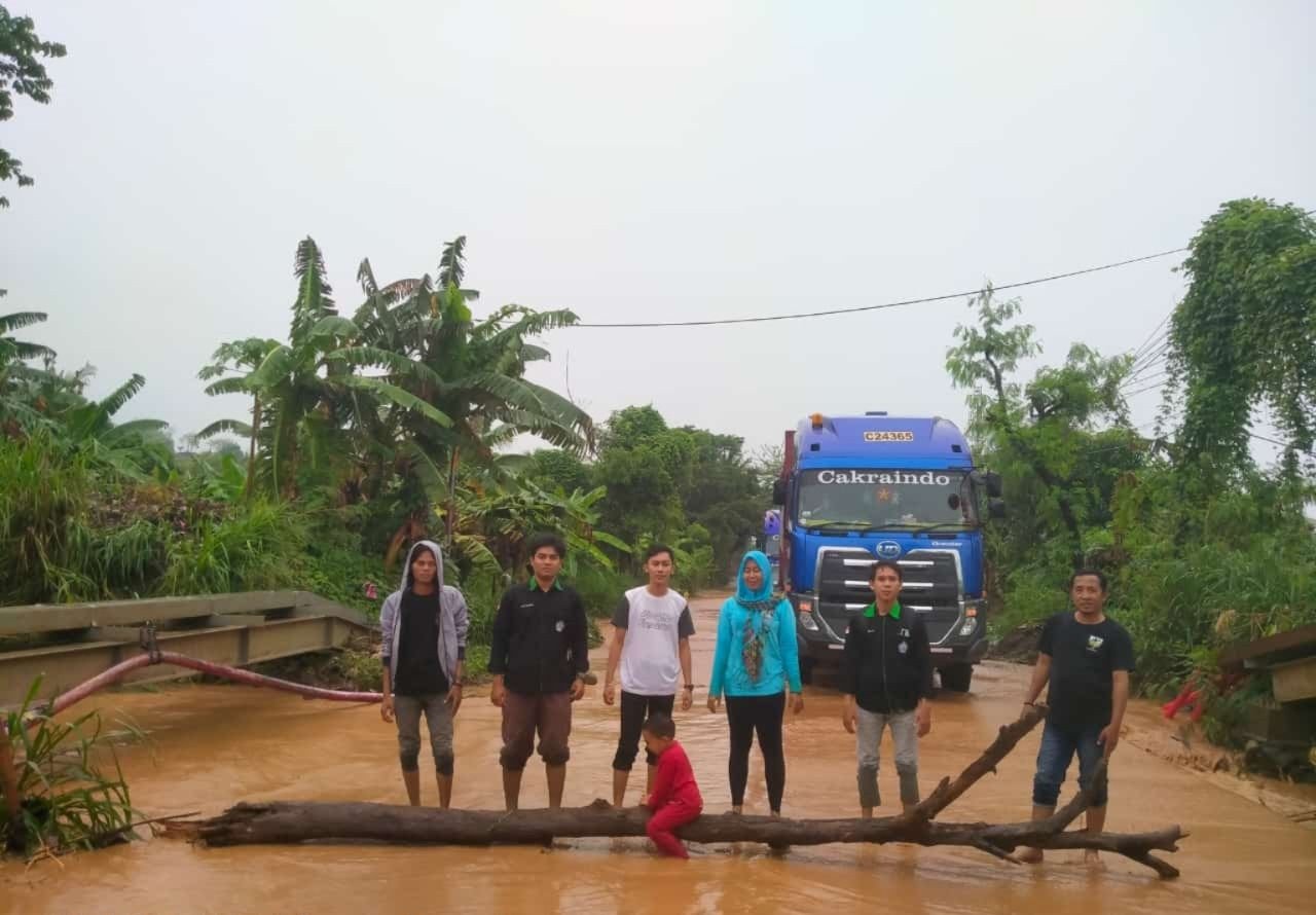 Jadi Langganan Banjir di Kabupaten Serang, Warga Tutup Jalan Raya Bojonegara-Puloampel 1 Jadi Langganan Banjir di Kabupaten Serang, Warga Tutup Jalan Raya Bojonegara-Puloampel