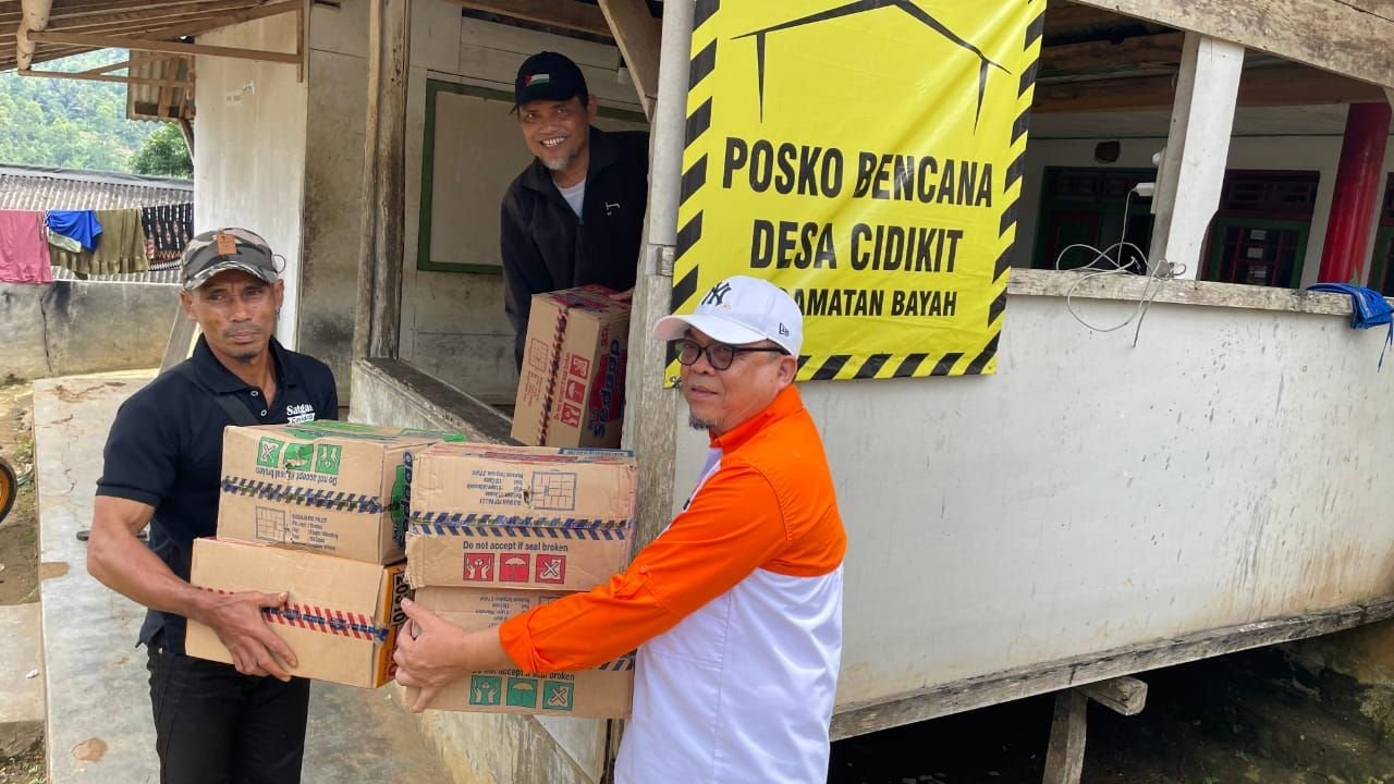 DPD PKS Lebak Serahkan Bantuan Sembako ke Penyitas Korban Banjir di Kecamatan Bayah 6 DPD PKS Lebak Serahkan Bantuan Sembako ke Penyitas Korban Banjir di Kecamatan Bayah