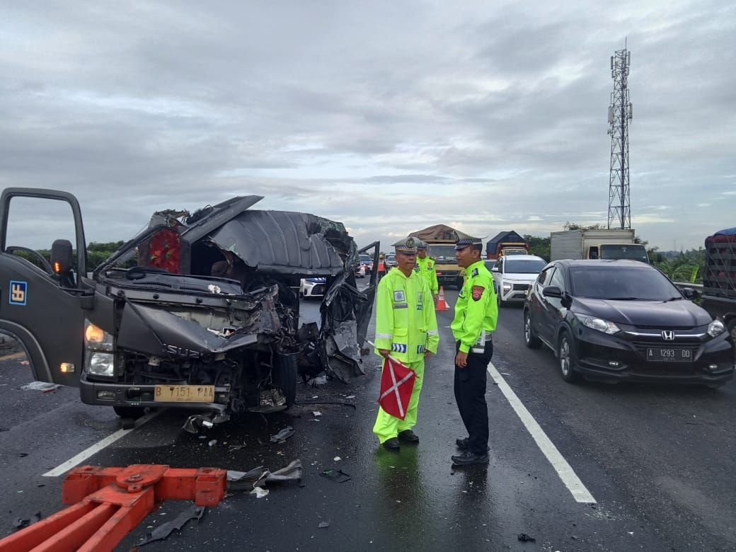 Harus Hati-Hati di Jalan, Travel Angkut 18 Penumpang Kecelakaan 1 Orang Tewas