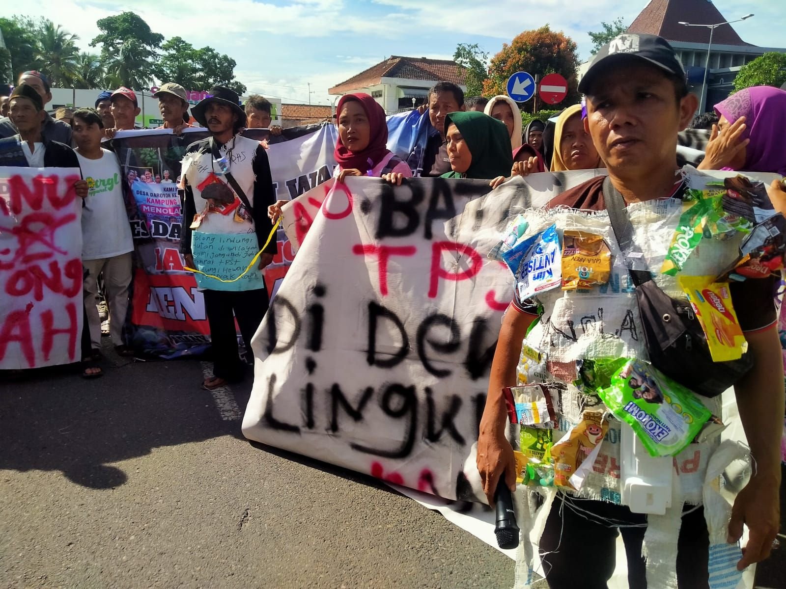 Gelombang Penolakan Pembangunan TPST Banten, Warga Cileles dan Cikulur Duduki Sekretariat DPRD Lebak 1 Gelombang Penolakan Pembangunan TPST Banten, Warga Cileles dan Cikulur Duduki Sekretariat DPRD Lebak