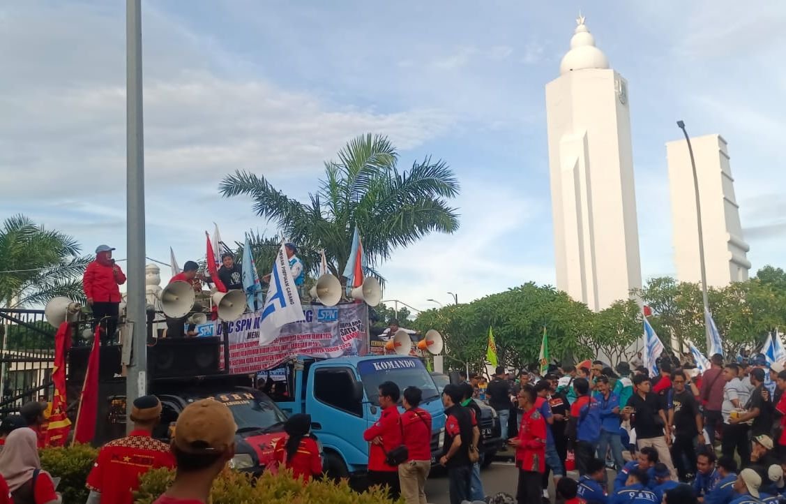 Tok Ditetapkan! Segini UMK 2025 untuk 8 Kabupaten dan Kota di Banten 2 Ribuan Buruh Kepung Kantor Gubernur Banten, Menuntut Hal Ini kepada Pj Gubernur yang Baru