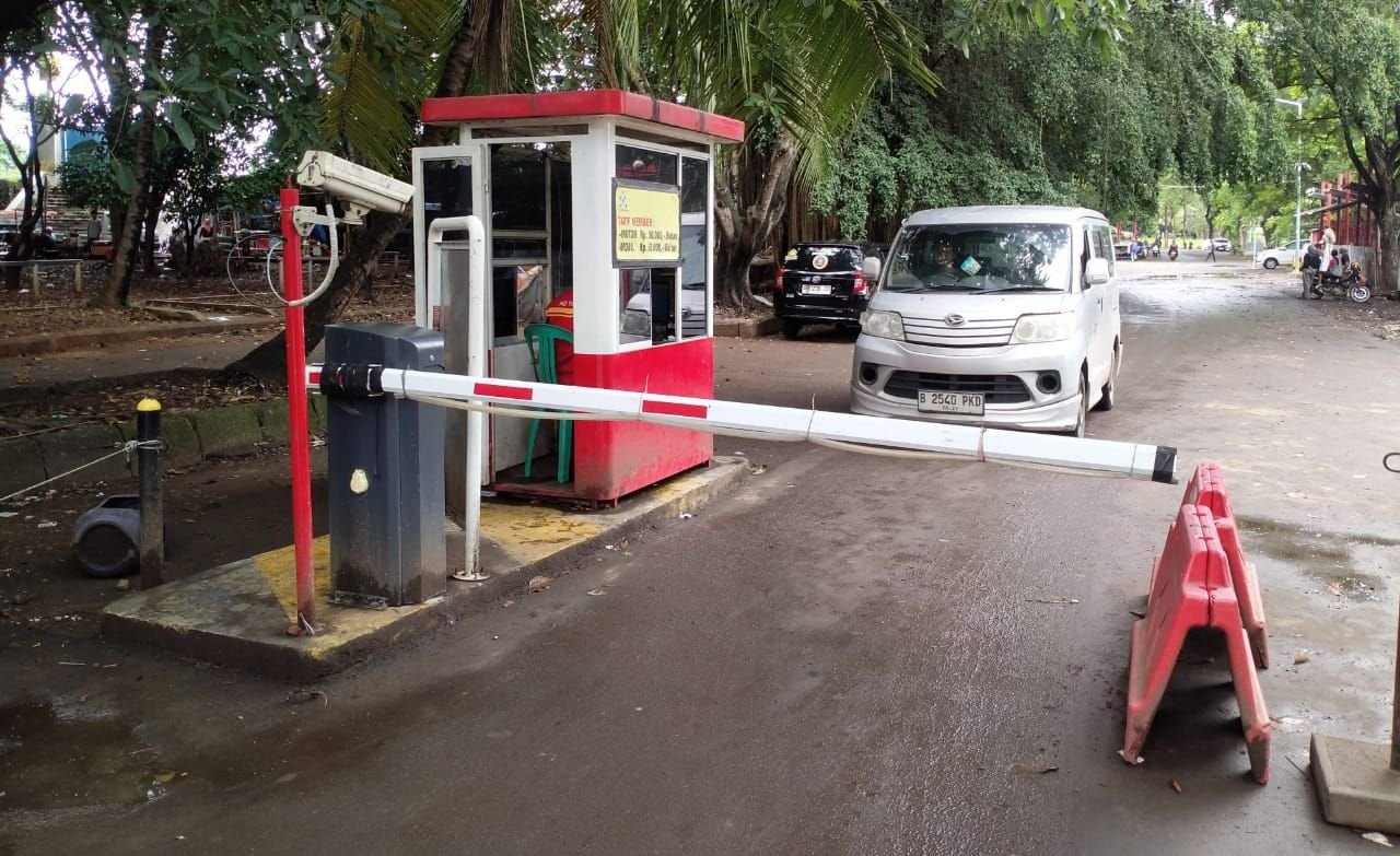 Banyak Dikeluhkan, Gerbang Parkir Stadion Maulana Yusuf Akhirnya Bakal Dibongkar 10 Banyak Dikeluhkan, Gerbang Parkir Stadion Maulana Yusuf Akhirnya Bakal Dibongkar