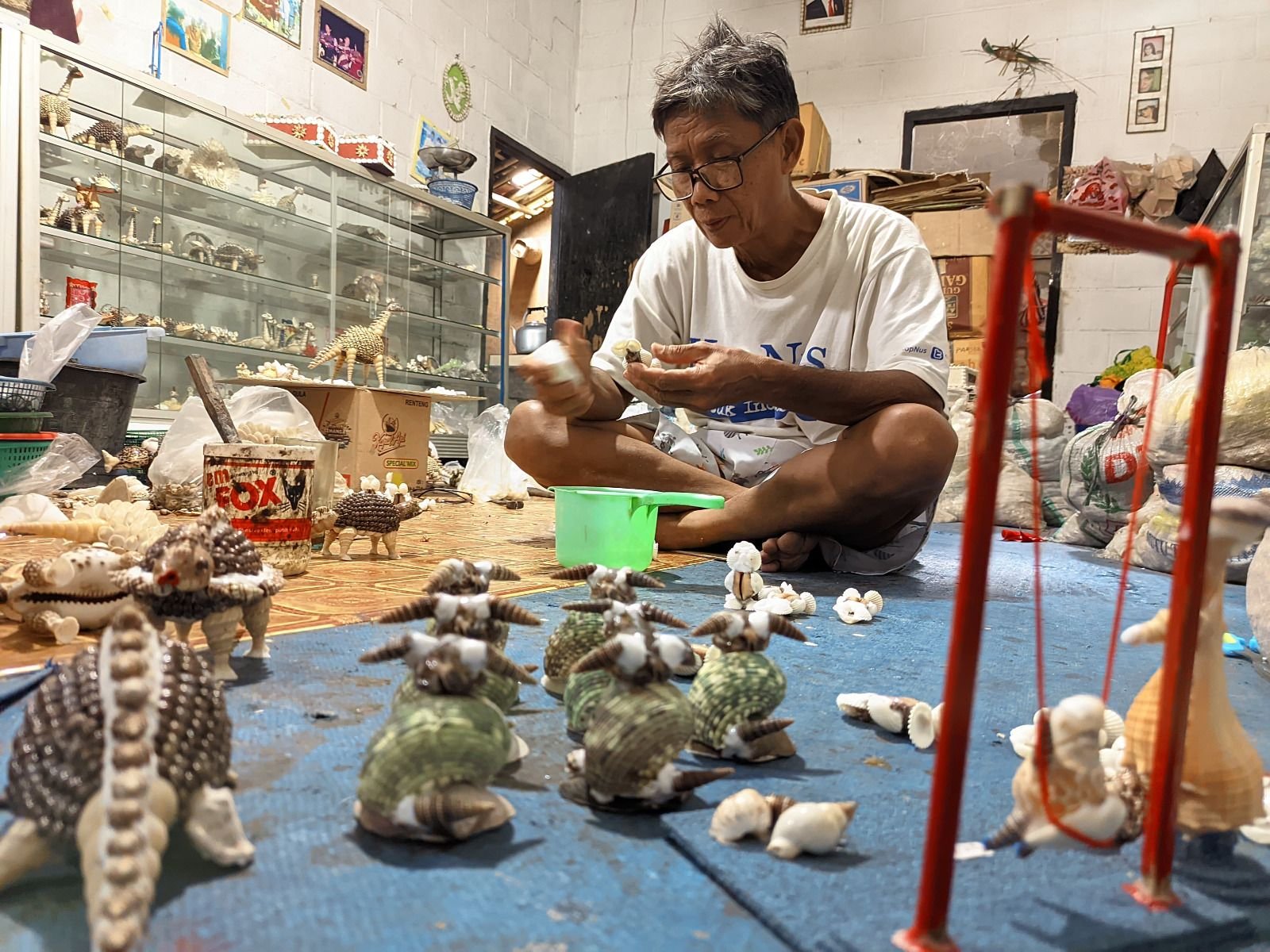 Ditengah Serbuan Cindera Mata Modern, Pria 60 Tahun di Cinangka Bertahan Jadi Perajin Kerang Tradisional 6 Ditengah Serbuan Cindera Mata Modern, Pria 60 Tahun di Cinangka Bertahan Jadi Perajin Kerang Tradisional